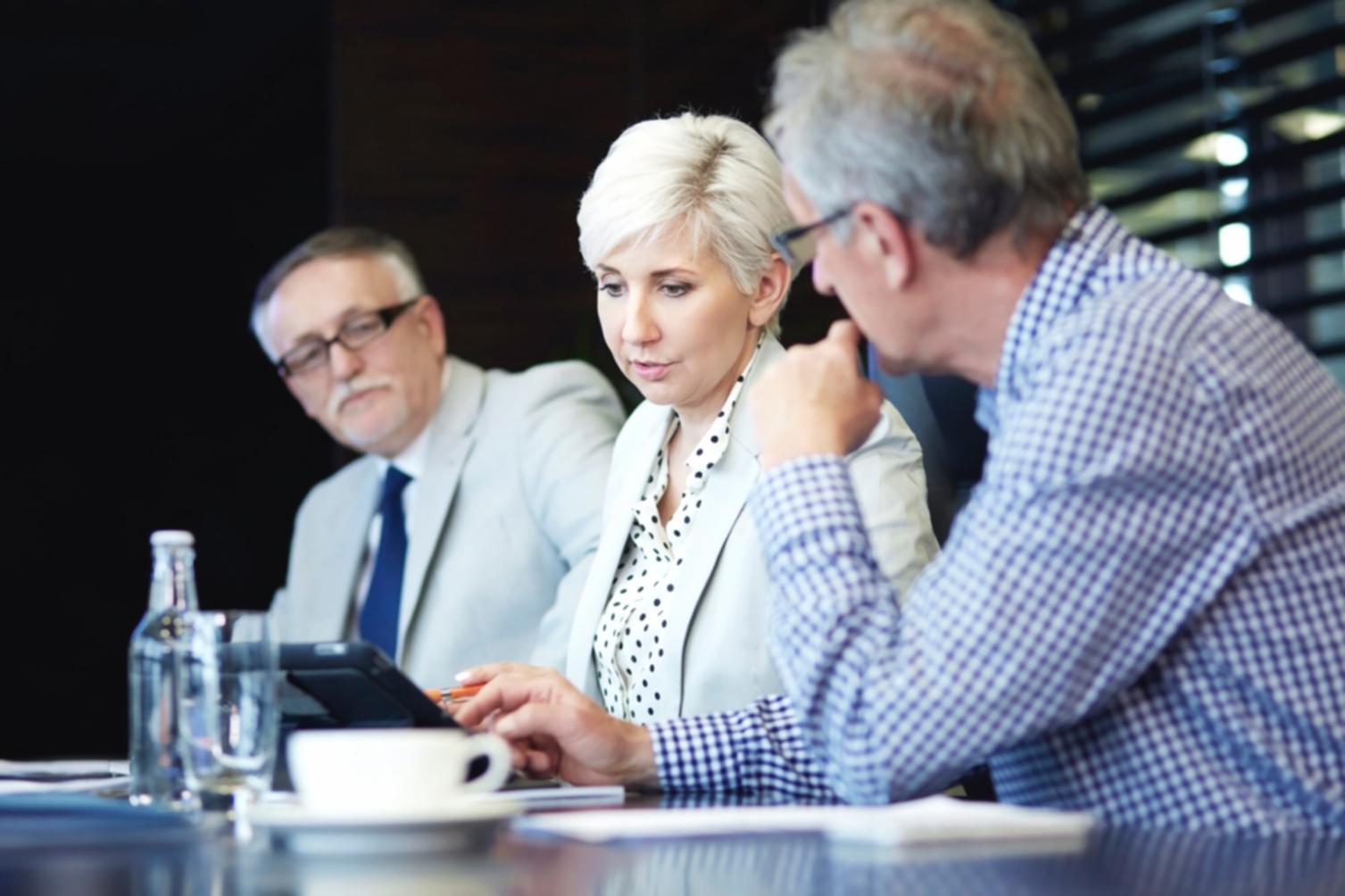 Digitale Budgetplanung Workspace mit Tablet und Notizen